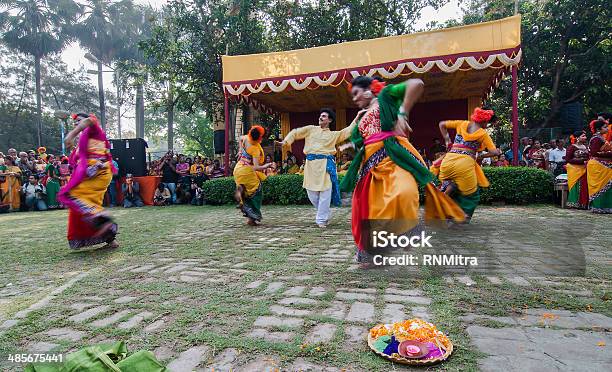 Bailarines Realiza En Holi Celebración India Foto de stock y más banco de imágenes de Acontecimiento - Acontecimiento, Actuación - Espectáculo, Actuación - Representación