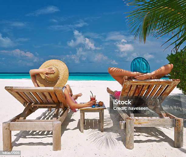 Casal Numa Praia Em Maldivas - Fotografias de stock e mais imagens de Praia - Praia, Casal, Cocktail