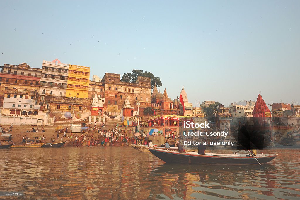 Waranasi święta miejscu przez Gangesu - Zbiór zdjęć royalty-free (Architektura)
