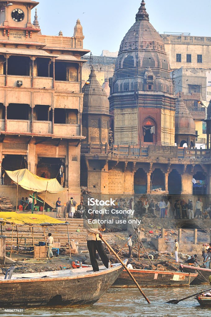 Varanasí mezquita lugar por el Ganges - Foto de stock de Agua libre de derechos