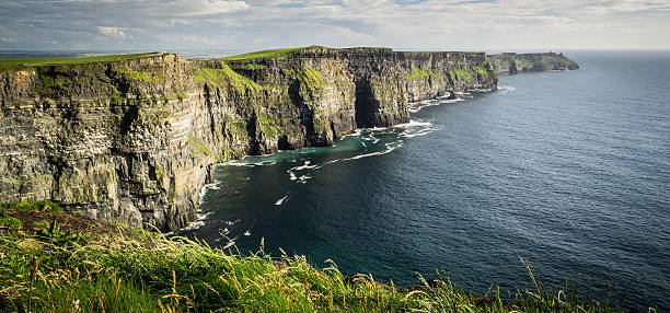 cliffs of moher - republic of ireland cliffs of moher panoramic cliff stock-fotos und bilder