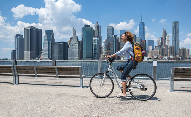donna in bicicletta a new york - cycling bicycle women city life foto e immagini stock