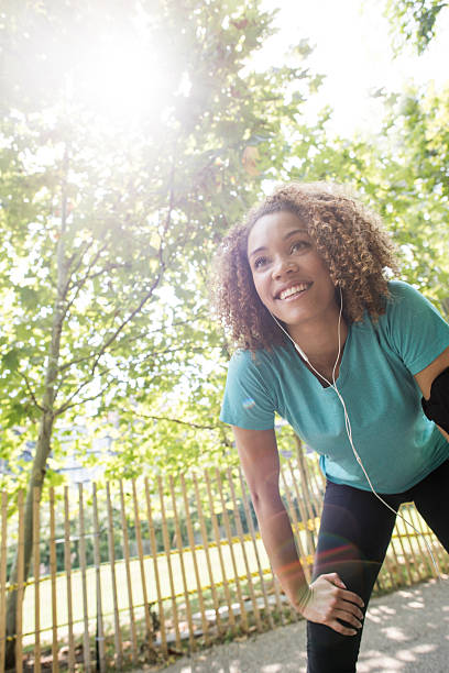 biegaczka biegająca w parku - breathing exercise jogging exercising relaxation exercise zdjęcia i obrazy z banku zdjęć