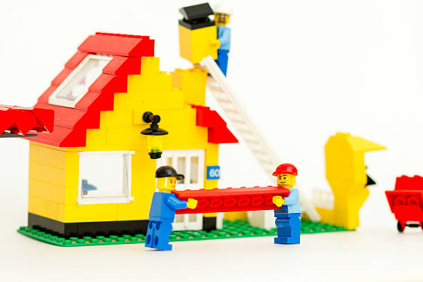 site de construction lego, les travailleurs construire une maison - toy figurine plastic editorial photos et images de collection