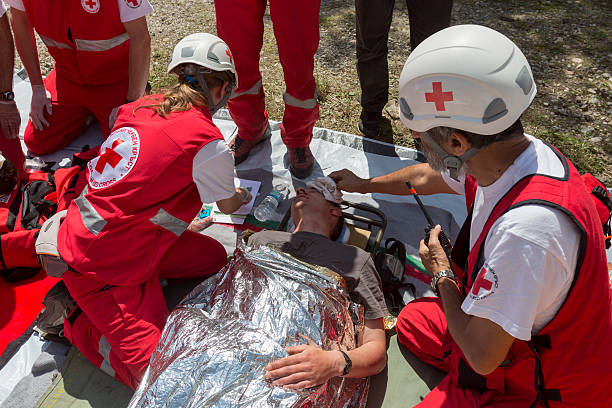 자원자 red cross voluntery 지방공단 - first aid kit accident safety emergency sign 뉴스 사진 이미지