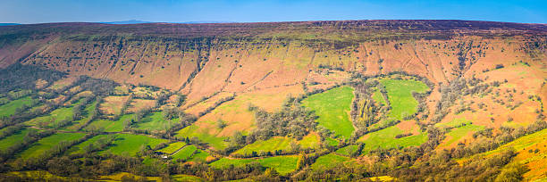 galés valley hill de los campos de las granjas negro panorama de las montañas de brecon beacons - welsh culture wales field hedge fotografías e imágenes de stock