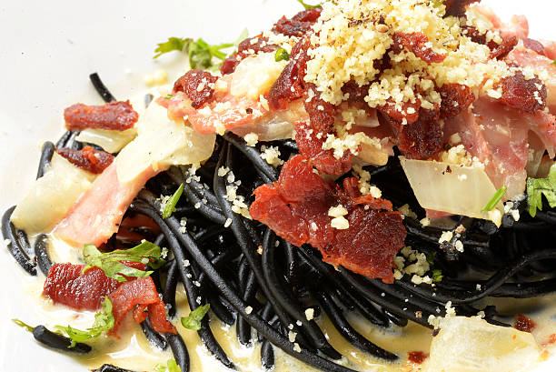 schwarzer tinte spaghetti cabonara - pasta cabonara stock-fotos und bilder