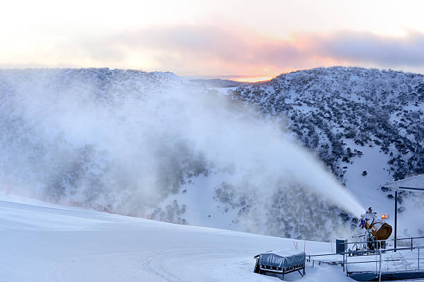 스키복 필드 강설 제조인 운영 - mountain winter season machine snow making machine 뉴스 사진 이미지