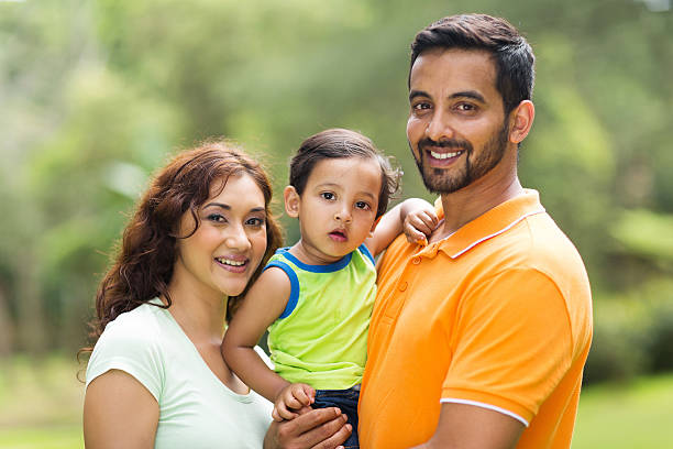 young indian familia con los niños - baby mother summer park fotografías e imágenes de stock