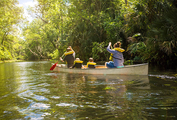 rodzina przejażdżka kajakiem w piękną, tropikalną river - canoeing canoe family activity zdjęcia i obrazy z banku zdjęć