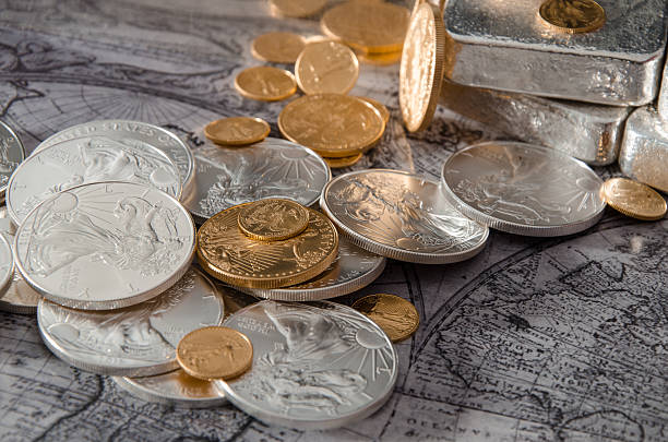 złote srebrne monety & z srebrne paski na mapie - gold ingot coin bullion zdjęcia i obrazy z banku zdjęć