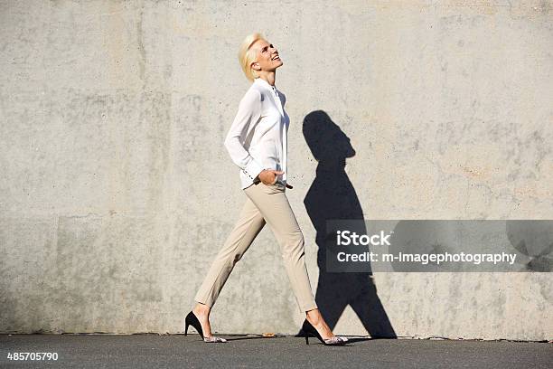 Photo libre de droit de Côté Portrait Dune Joyeuse Jeune Femme Marchant À Lextérieur banque d'images et plus d'images libres de droit de Femmes