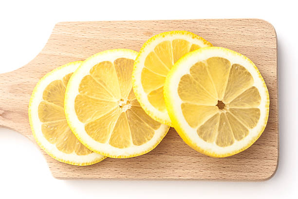 Fatias de limão em uma tábua de cortar - foto de acervo