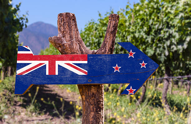 neuseeland flagge weingut-hintergrund mit hölzernen schild - marlborough region stock-fotos und bilder