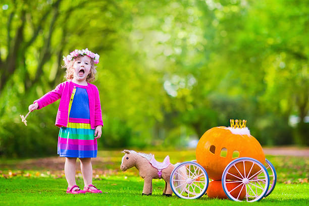 kleines mädchen in an halloween pumpkin patch - pumpkin child little girls pumpkin patch stock-fotos und bilder