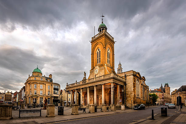 la ville de northampton, en angleterre, au royaume-uni - architectural styles europe uk england photos et images de collection