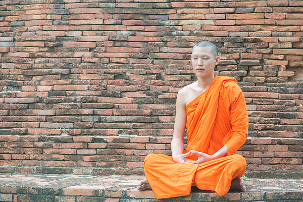 monje meditación en templo tailandés en ayuthaya, tailandia - monk meditating thailand bangkok fotografías e imágenes de stock