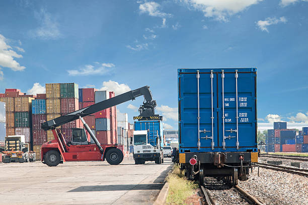 gabelstapler handhabung behälter box laden zum freight train - safety rail stock-fotos und bilder