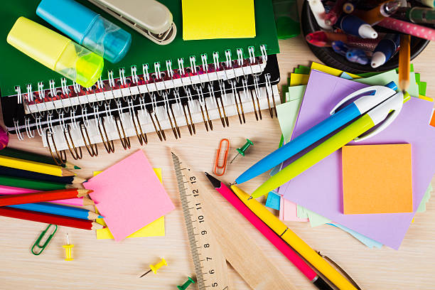 acessórios de escola e escritório em fundo de madeira - school supplies fotos imagens e fotografias de stock