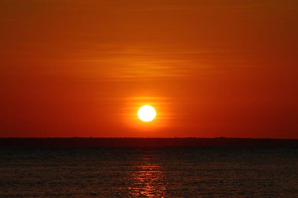 tramonto a darwin harbor - darwin australia northern territory harbor foto e immagini stock