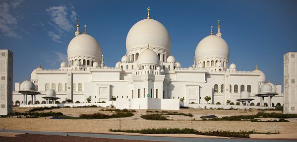 Zayed mosque viewed from across the road, United Arab Emirates