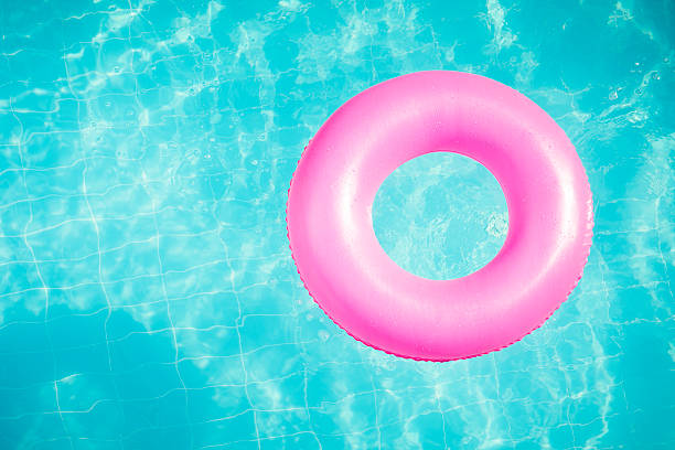 плавательный бассейн - swimming pool toy inflatable ring float стоковые фото и изображения