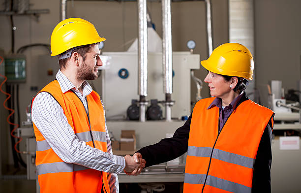 los trabajadores de la fábrica de mano - manual worker handshake industry warehouse fotografías e imágenes de stock