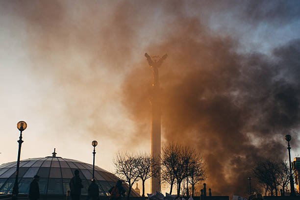 Burning the Maidan Nezalezhnosti The Monument of Independence of Ukraine in smoke. riot police stock pictures, royalty-free photos & images