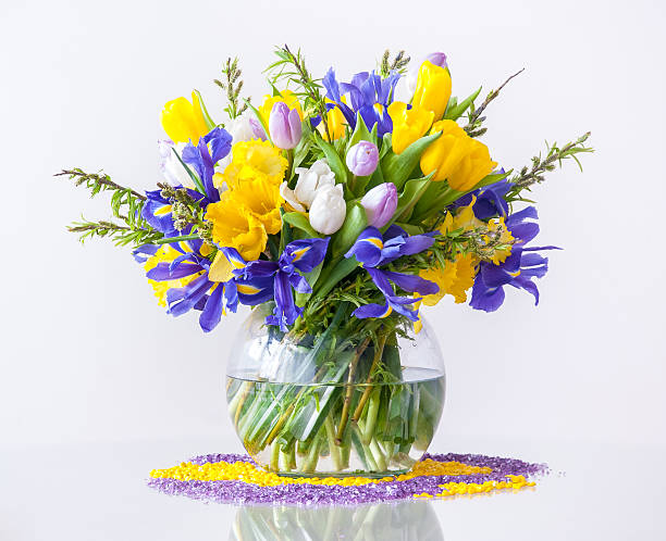 bouquet von frühlingsblumen - daffodil flower spring isolated stock-fotos und bilder