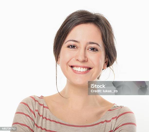 Photo libre de droit de Heureuse Jeune Femme Souriant Portrait banque d'images et plus d'images libres de droit de Femmes - Femmes, Une seule femme, Fond blanc