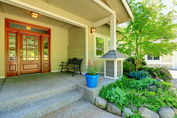 istock Nice porch with antique bench 485736467