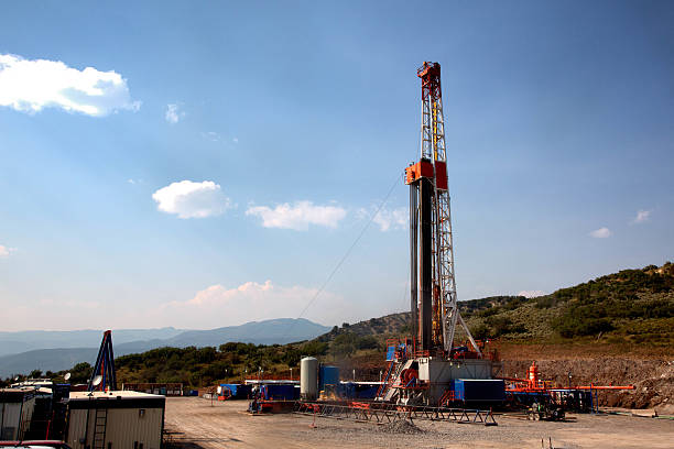 torre perforadora a las montañas - pozo de petróleo fotografías e imágenes de stock