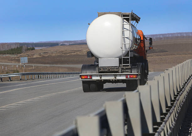 camion camion-citerne - truck fuel tanker transportation mode of transport photos et images de collection