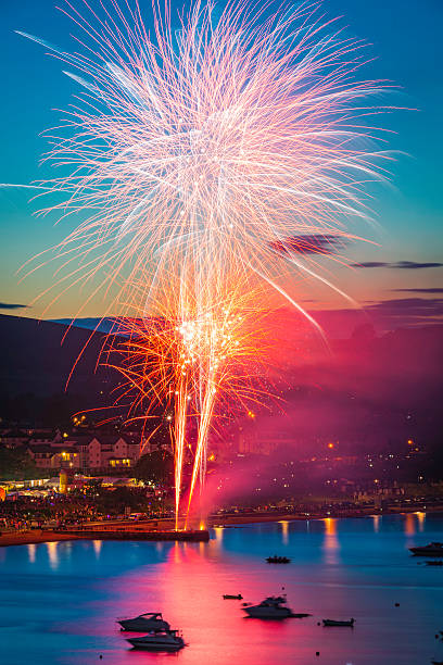 fuochi d'artificio esplosione colorata sopra sfondi harbour resort swanage dorset - jurassic coast world heritage site immagine foto e immagini stock