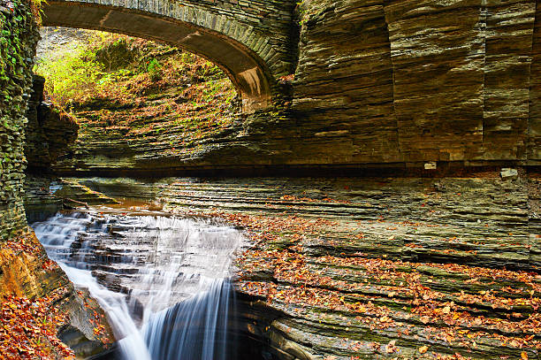 jaskinia wodospad w watkins glen state park - watkins glen zdjęcia i obrazy z banku zdjęć