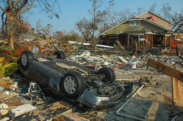 ハリケーンカトリーナ嵐による損傷のオーバーターン車 - katrina hurricane katrina damaged hurricane ストックフォトと画像