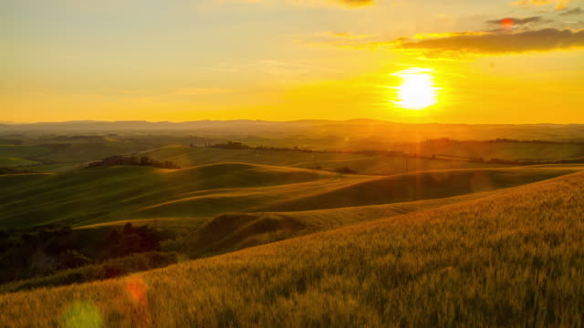 T/L Tuscany countryside in the sunrise