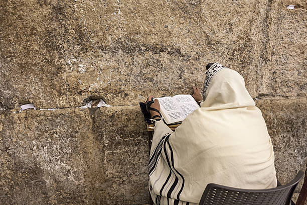 preghiera prayes al muro del pianto di gerusalemme. - jerusalem middle the western wall israel foto e immagini stock