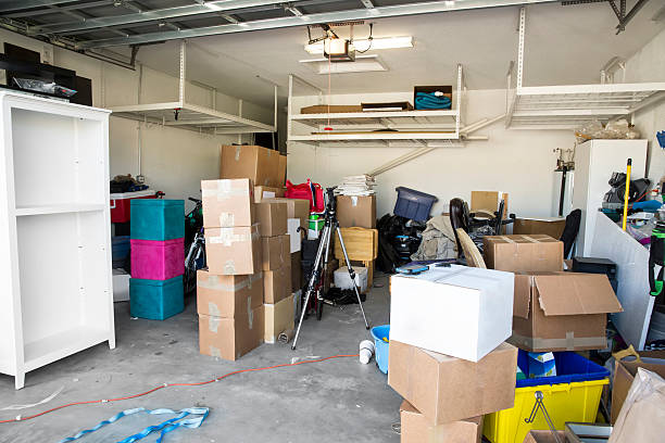 moving serie: cubierto completo de cajas y otras pertenencias para mover - warehouse conversion fotografías e imágenes de stock
