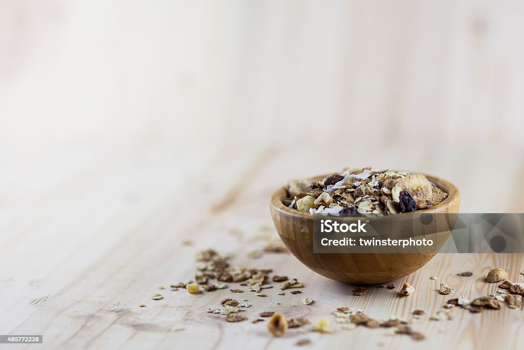 Muesli e granola com distorção de fundo de madeira. - Foto de stock de 2015 royalty-free