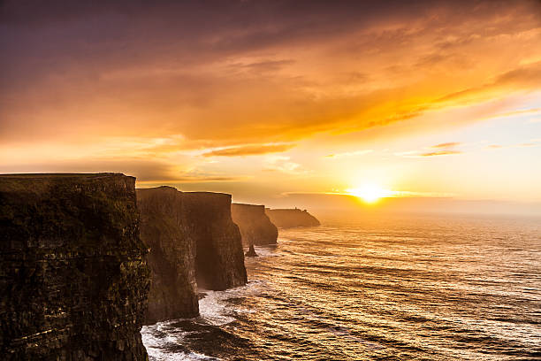 klippen von moher bei sonnenuntergang in co..  clare, irland europa - republic of ireland cliffs of moher panoramic cliff stock-fotos und bilder