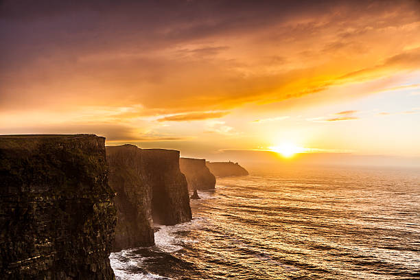 penhascos de moher ao pôr do sol em co.  clare, irlanda europa - republic of ireland cliffs of moher panoramic cliff imagens e fotografias de stock