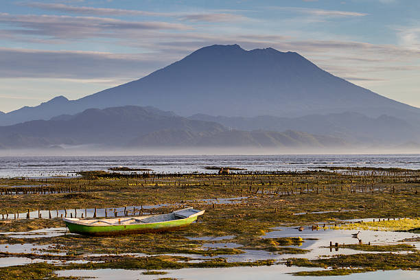 volcani agung em bali - indonesia bali fishing boat indian ocean - fotografias e filmes do acervo