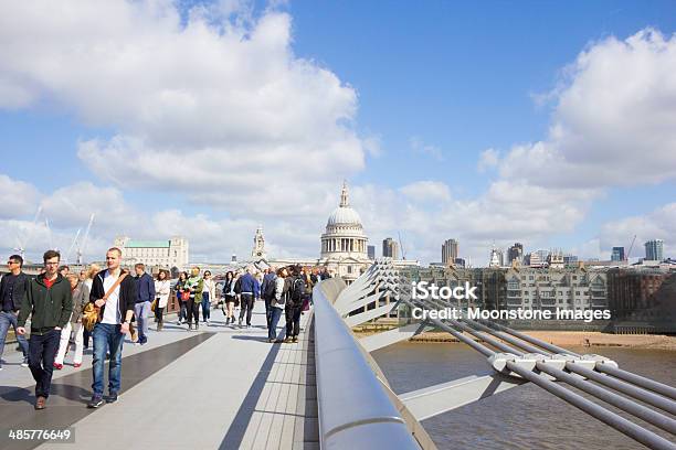 Puente Del Milenio En Londres Inglaterra Foto de stock y más banco de imágenes de Aire libre - Aire libre, Andar, Arquitectura