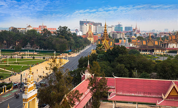 urban edificios de la ciudad (royal palace, pagoda de plata) phnom penh, camboya. - cambodia khmer architecture outdoors fotografías e imágenes de stock