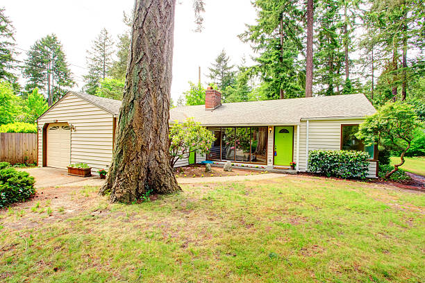 istock Countryside house. Garage with driveway 485779001