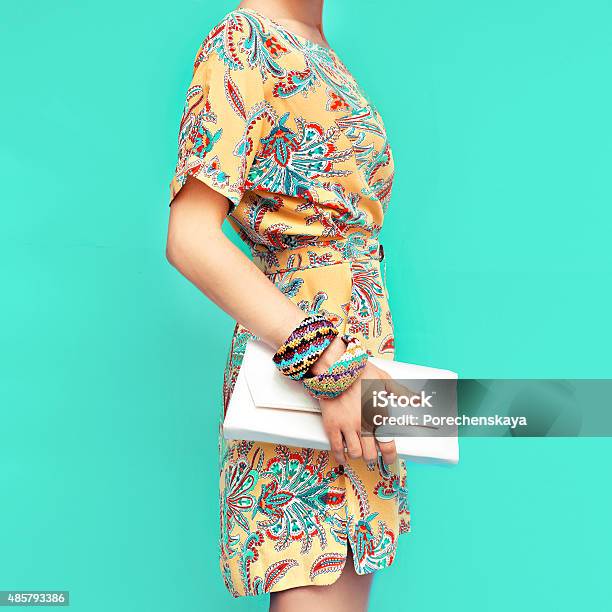 Mode Dame Strandlook Kleidung Für Urlaub Kleid Mit St Stockfoto und mehr Bilder von Sommerkleid