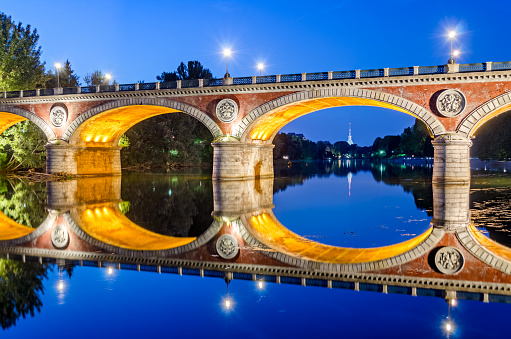 Turín (Torino), Ponte Isabella y el río Po en hora azul photo