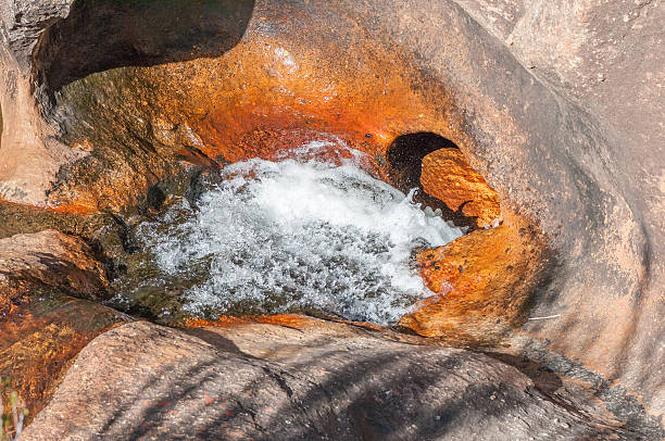 watefall através de um furo - gifberg - fotografias e filmes do acervo