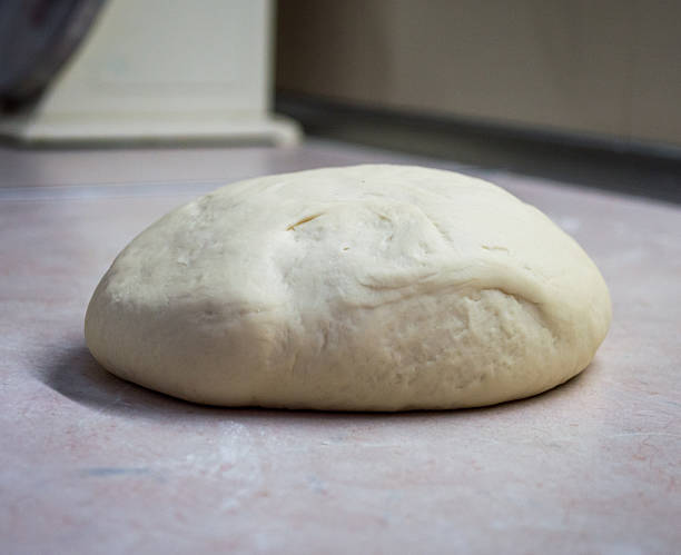 vista lateral de uma massa bola em uma cozinha worktop - dough sphere kneading bread imagens e fotografias de stock